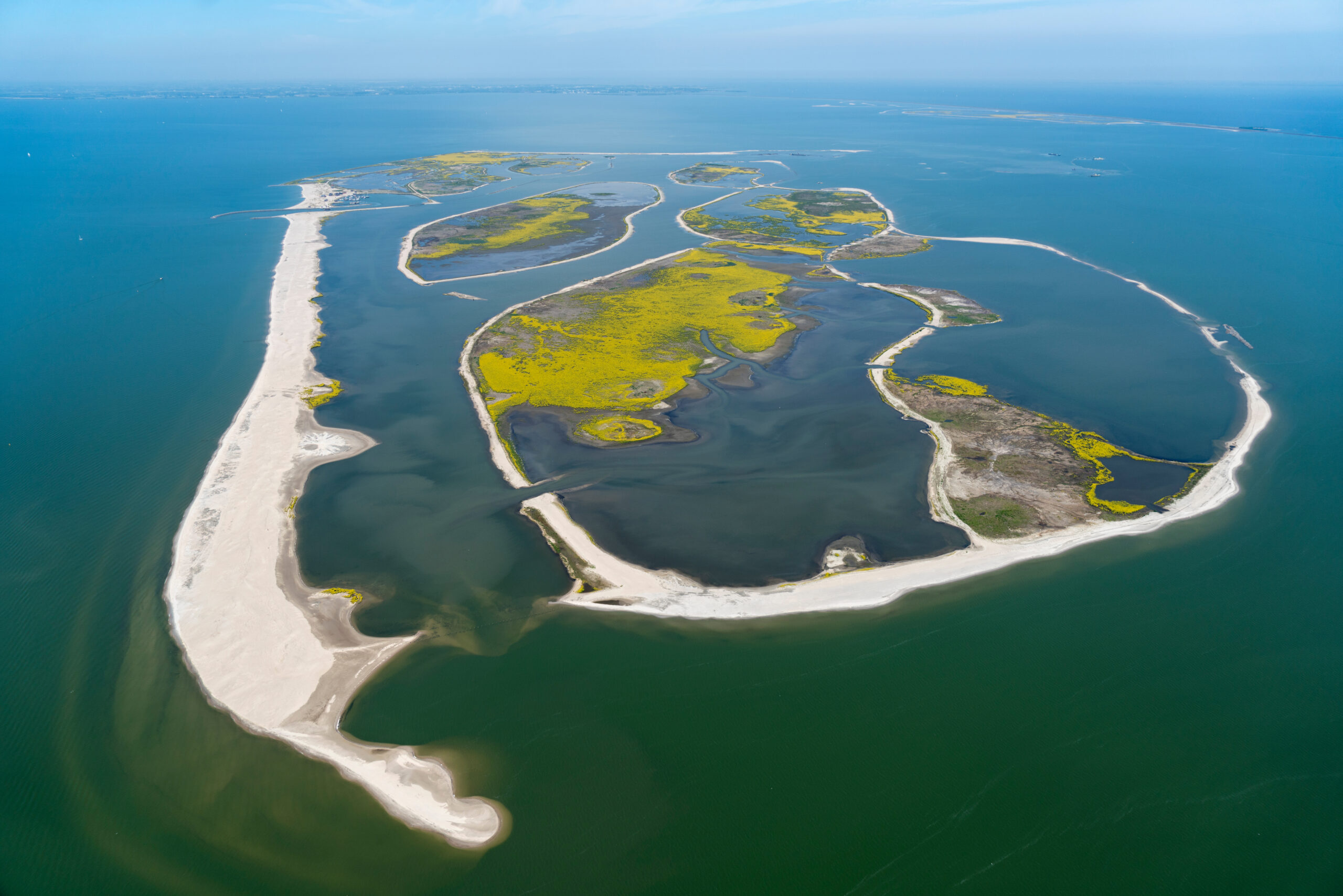 Luchtfoto van een kunstmatig eiland in het Markermeer.