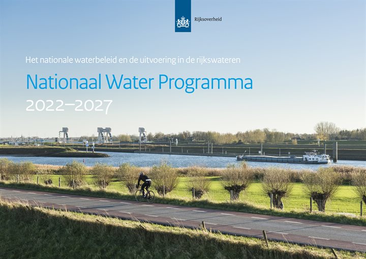 coverfoto van het NWP met een fietser op een dijk