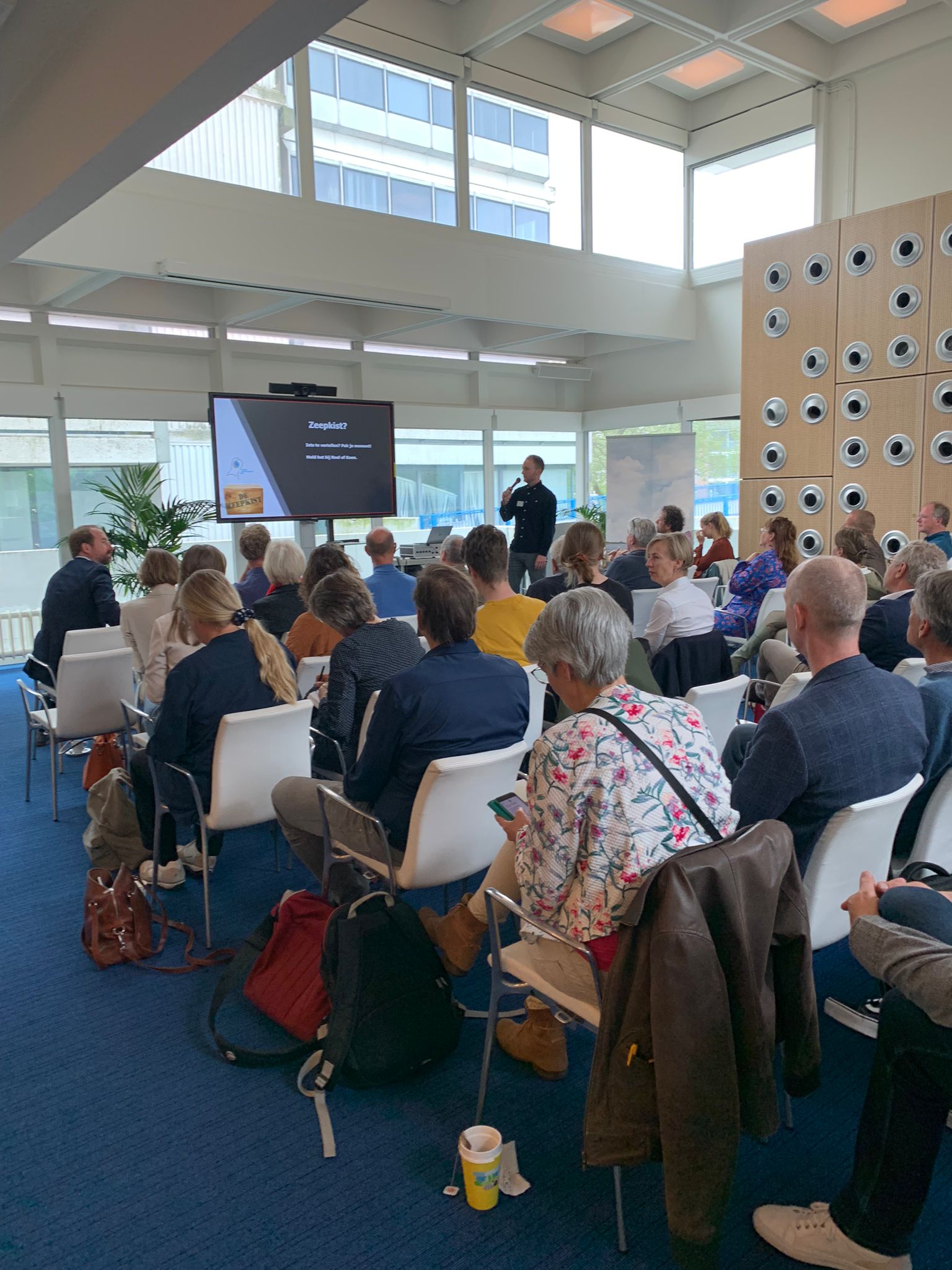 Publiek en presentator op de Platformdag in Lelystad
